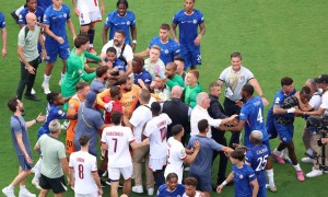 输不起？切尔西巴黎赛后爆发冲突 恩里克锁喉佩德罗