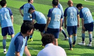 56岁白岩松踢球摔倒久久不起