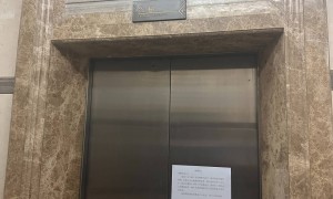 昆明一电梯冲顶致业主身亡调查报告：维保造假，建议追责三家公司15人