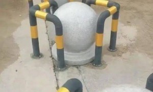 广东一学校门外石墩圆球加设钢管护栏，网友质疑多此一举，学校回应：是出于安全考虑，加装为防车辆撞击